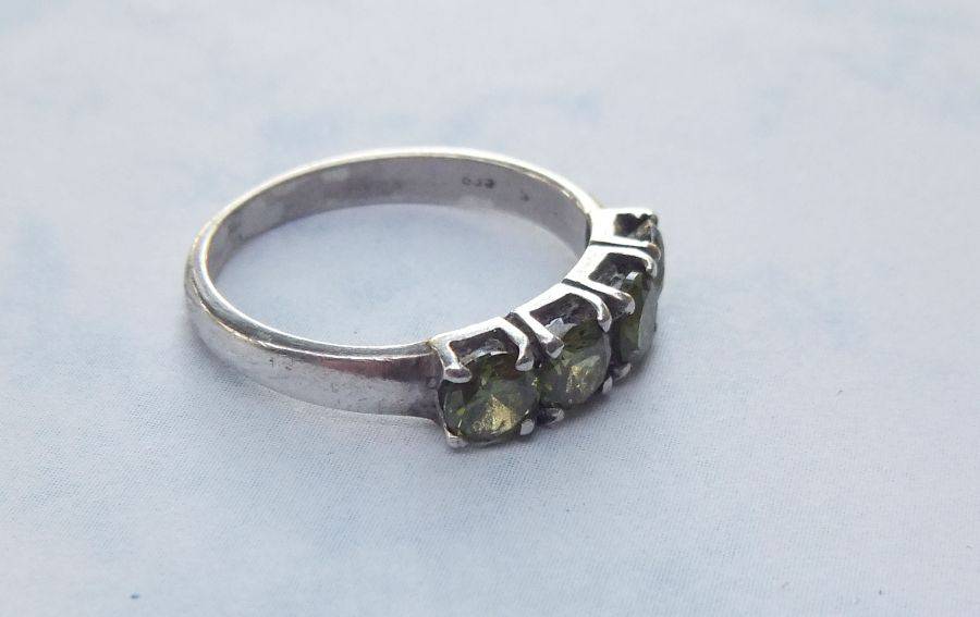 LOOK ! AN OUTSTANDING SOLID STERLING SILVER RING SET WITH BEAUTIFULLY FACETED GREEN STONES !! WOW !!
