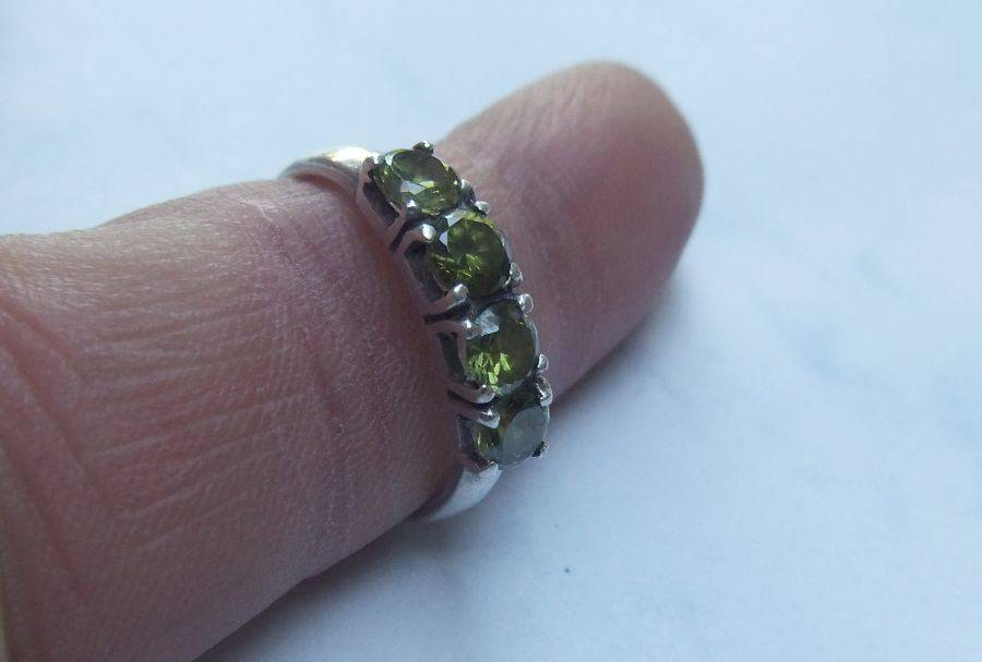 LOOK ! AN OUTSTANDING SOLID STERLING SILVER RING SET WITH BEAUTIFULLY FACETED GREEN STONES !! WOW !!