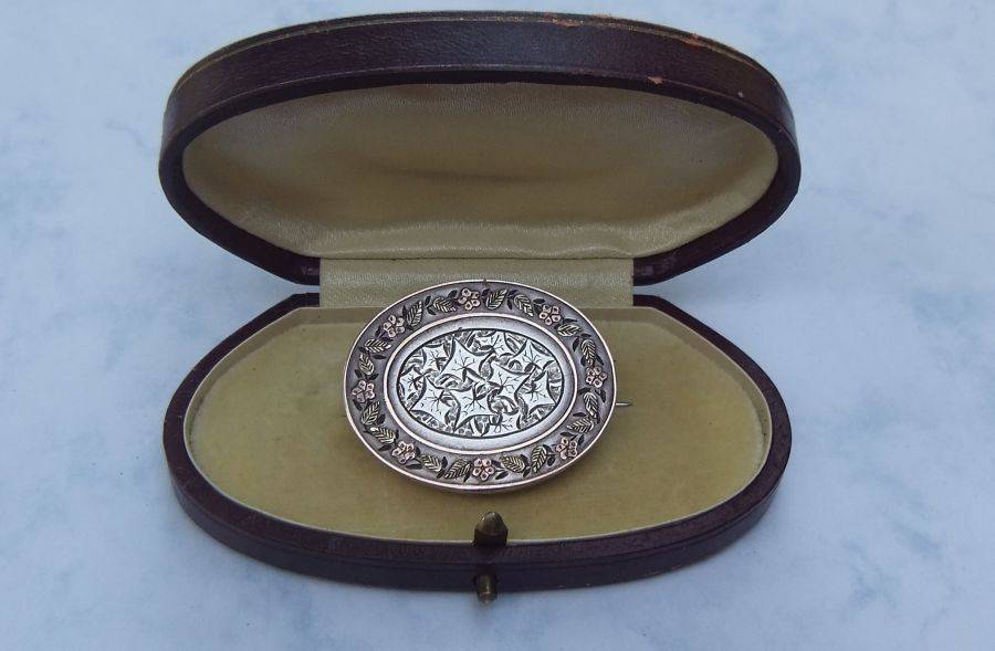 GORGEOUS !! A RARE ANTIQUE STERLING SILVER REMEMBRANCE BROOCH WITH YELLOW AND ROSE GOLD ACCENTS !!