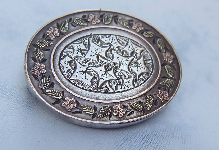 GORGEOUS !! A RARE ANTIQUE STERLING SILVER REMEMBRANCE BROOCH WITH YELLOW AND ROSE GOLD ACCENTS !!