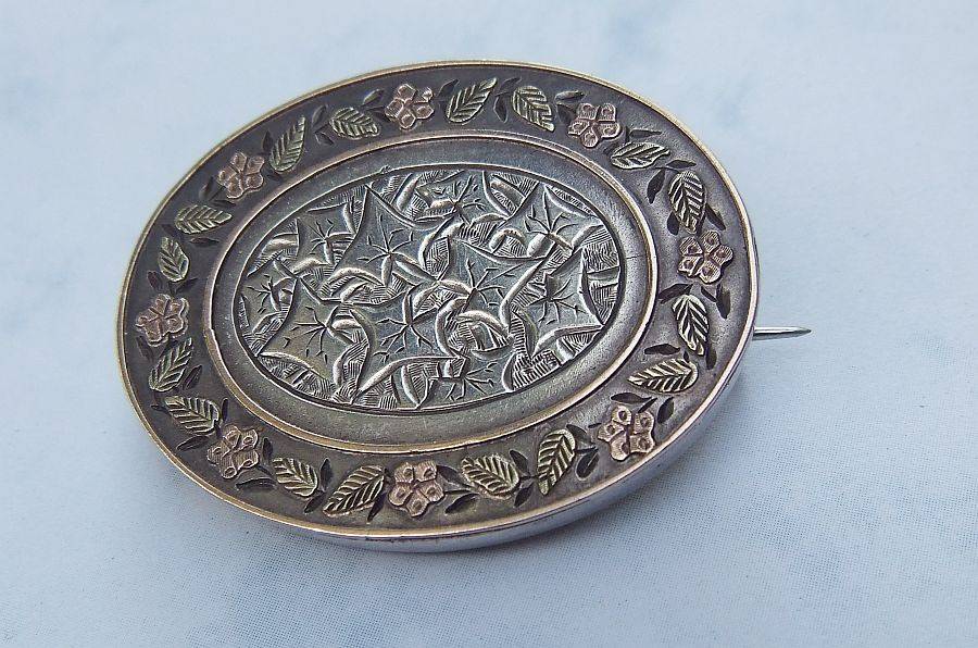 GORGEOUS !! A RARE ANTIQUE STERLING SILVER REMEMBRANCE BROOCH WITH YELLOW AND ROSE GOLD ACCENTS !!