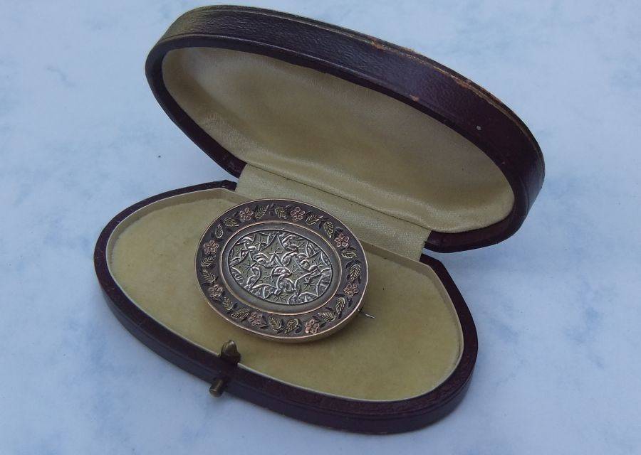 GORGEOUS !! A RARE ANTIQUE STERLING SILVER REMEMBRANCE BROOCH WITH YELLOW AND ROSE GOLD ACCENTS !!