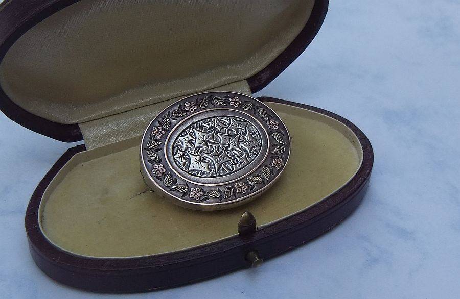GORGEOUS !! A RARE ANTIQUE STERLING SILVER REMEMBRANCE BROOCH WITH YELLOW AND ROSE GOLD ACCENTS !!