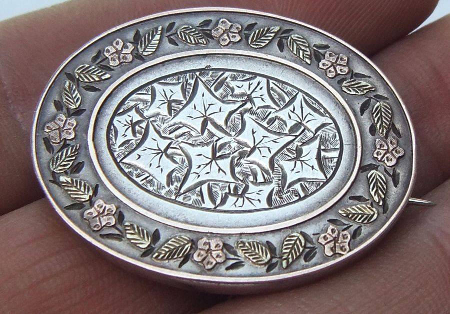 GORGEOUS !! A RARE ANTIQUE STERLING SILVER REMEMBRANCE BROOCH WITH YELLOW AND ROSE GOLD ACCENTS !!