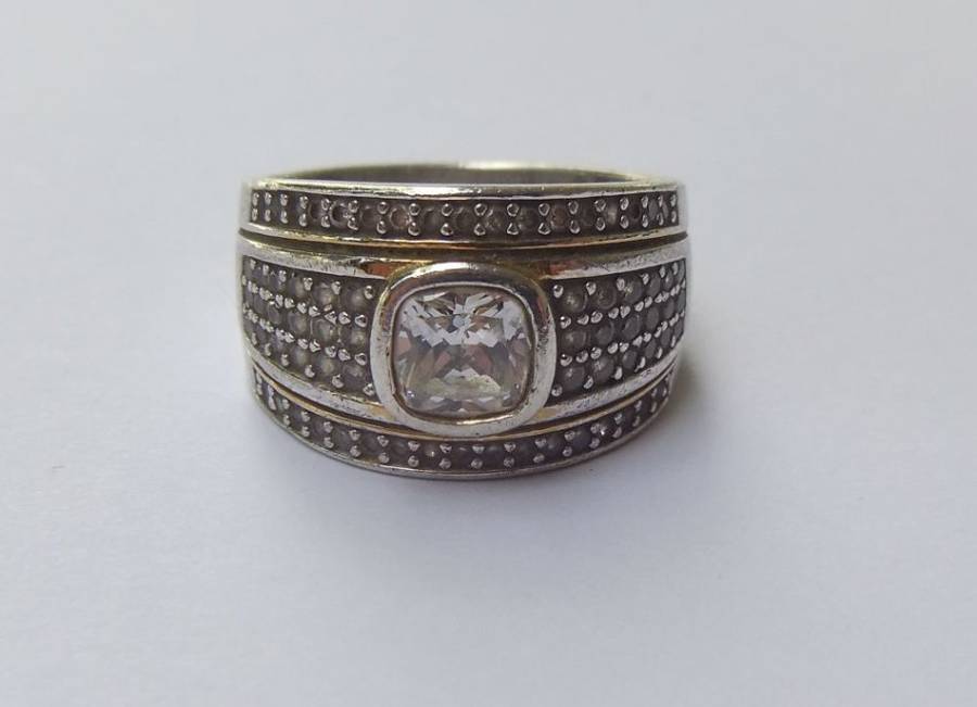 AN EXQUISITE STERLING SILVER DESIGNER RING SET WITH FACETED STONES AND GOLDEN ACCENTS !! WOW !!