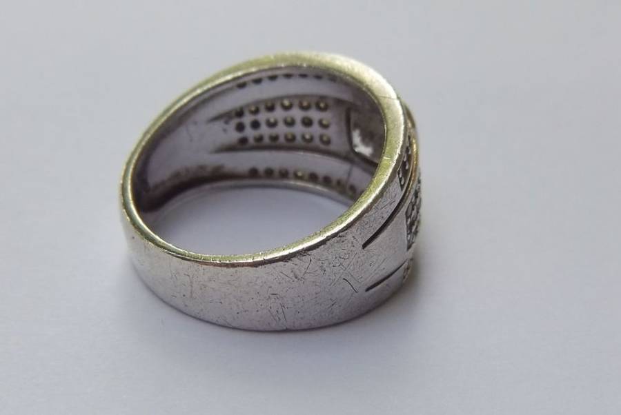 AN EXQUISITE STERLING SILVER DESIGNER RING SET WITH FACETED STONES AND GOLDEN ACCENTS !! WOW !!