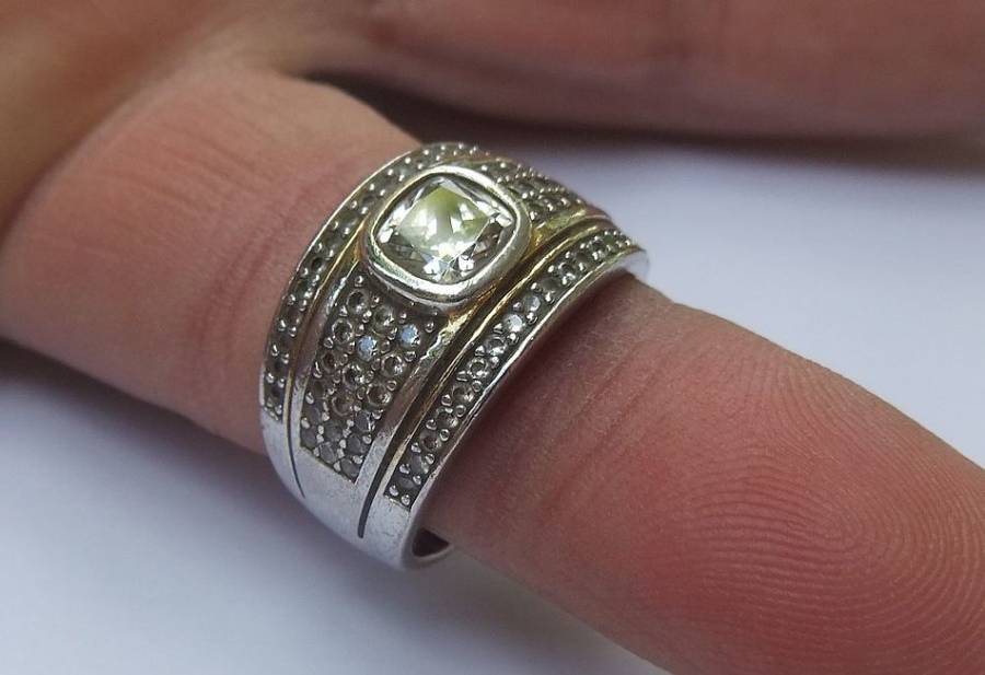 AN EXQUISITE STERLING SILVER DESIGNER RING SET WITH FACETED STONES AND GOLDEN ACCENTS !! WOW !!