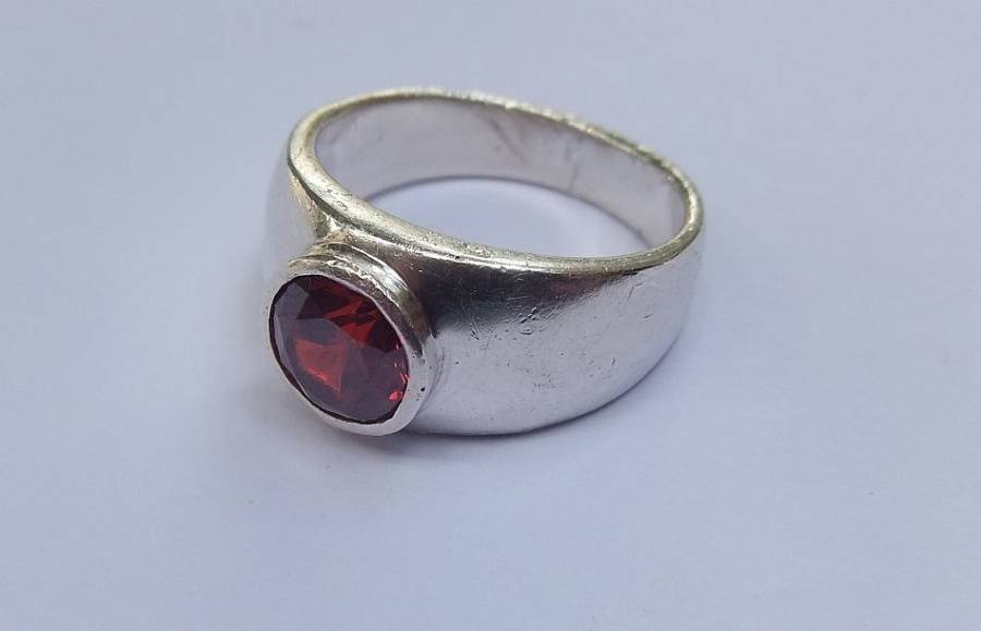 WOW !! A SUPERB QUALITY SOLID STERLING SILVER RING SET WITH AN AMAZING FACETED RED STONE !!