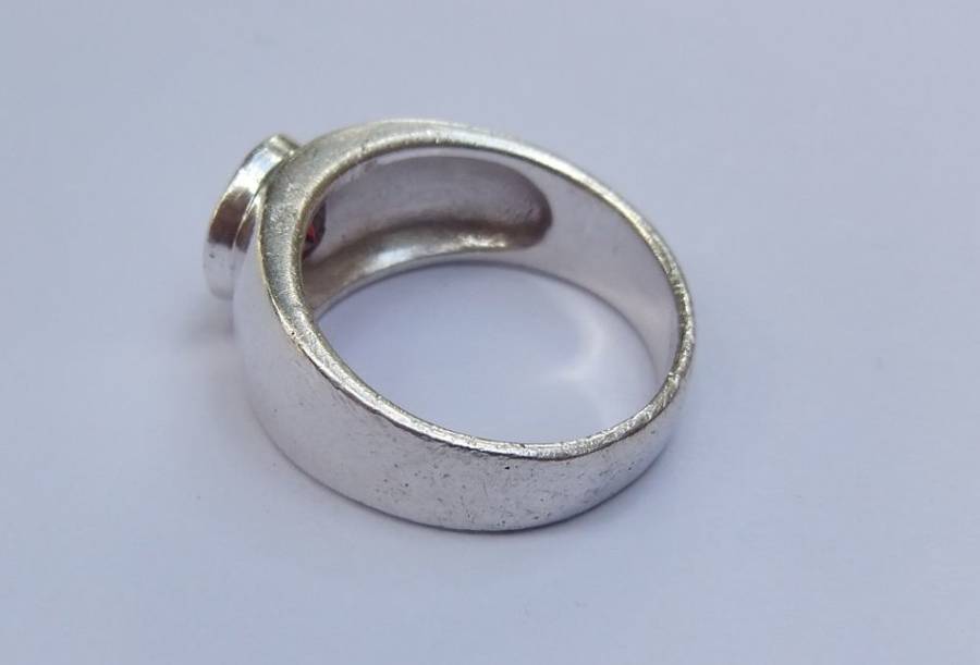 WOW !! A SUPERB QUALITY SOLID STERLING SILVER RING SET WITH AN AMAZING FACETED RED STONE !!
