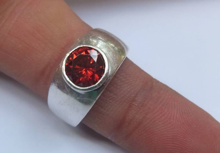 WOW !! A SUPERB QUALITY SOLID STERLING SILVER RING SET WITH AN AMAZING FACETED RED STONE !!