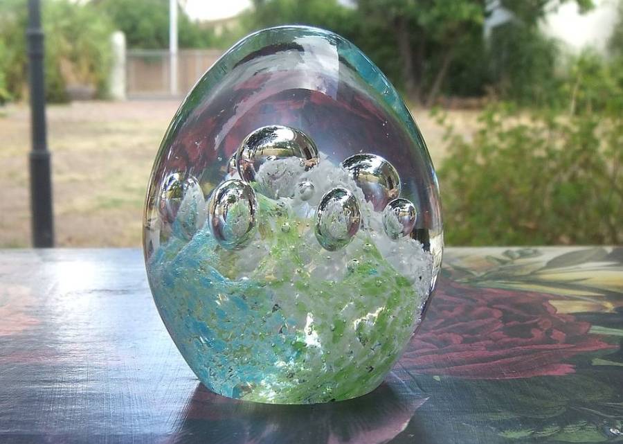WOW !! A FABULOUS VINTAGE SOLID GLASS PAPERWEIGHT WITH THREE COLOURS AND BUBBLES !! MUST HAVE !!
