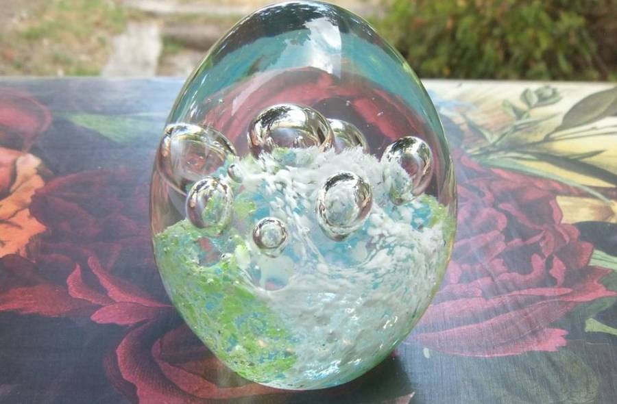 WOW !! A FABULOUS VINTAGE SOLID GLASS PAPERWEIGHT WITH THREE COLOURS AND BUBBLES !! MUST HAVE !!