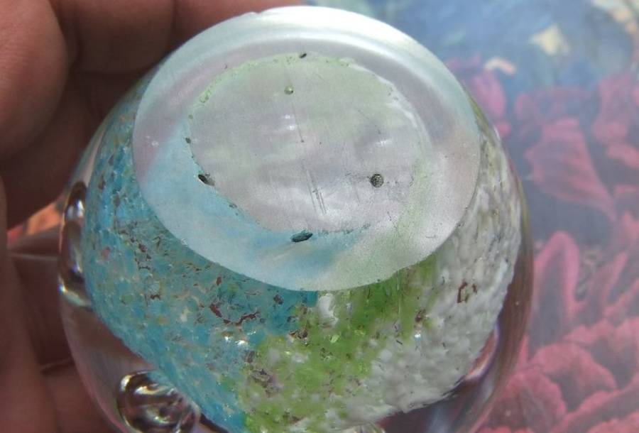 WOW !! A FABULOUS VINTAGE SOLID GLASS PAPERWEIGHT WITH THREE COLOURS AND BUBBLES !! MUST HAVE !!