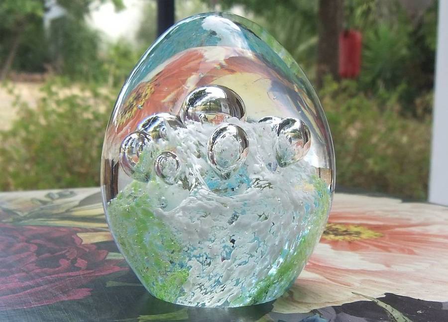 WOW !! A FABULOUS VINTAGE SOLID GLASS PAPERWEIGHT WITH THREE COLOURS AND BUBBLES !! MUST HAVE !!