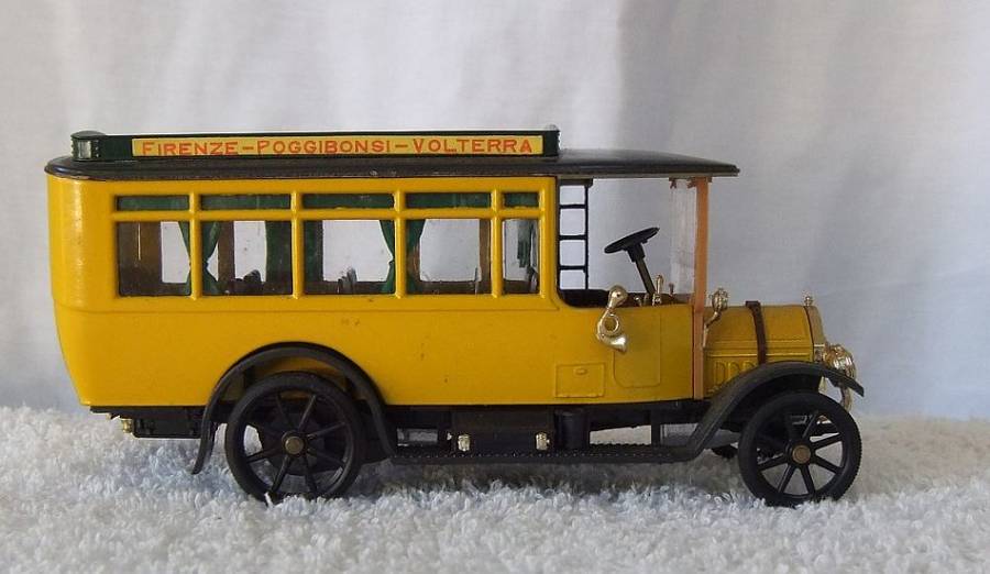 A SUPERB DETAILED 1:43 SCALE MODEL OF THE "" FIAT OMNIBUS "":BY RIO !! MADE IN ITALY !! AWESOME !!