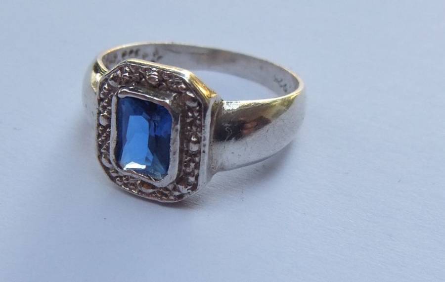 TIMELESS !! A BEAUTIFULLY DESIGNED SOLID STERLING SILVER RING SET WITH A FACETED BLUE STONE !! WOW !