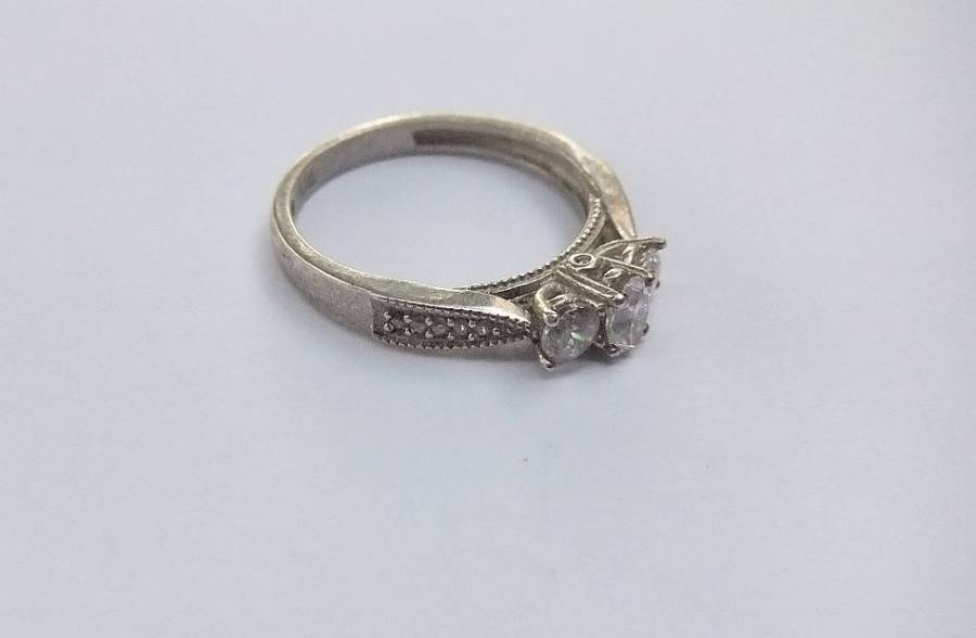 AN IRRESISTIBLE SOLID STERLING SILVER ENGAGEMENT STYLE RING WITH GORGEOUS FACETED STONES !! WOW !!