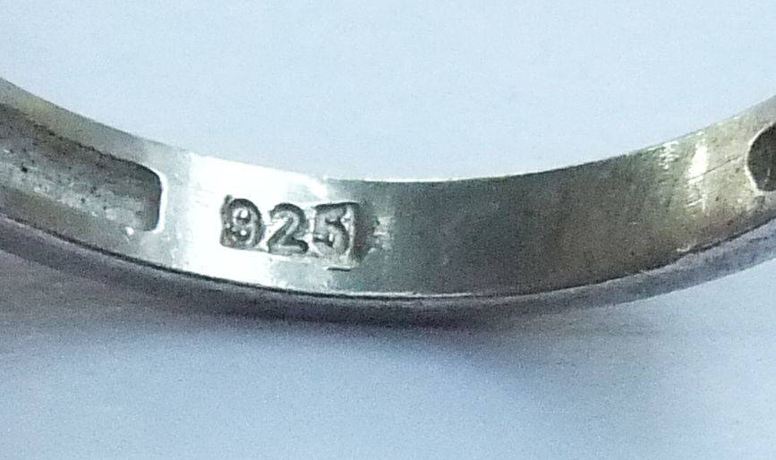 AN IRRESISTIBLE SOLID STERLING SILVER ENGAGEMENT STYLE RING WITH GORGEOUS FACETED STONES !! WOW !!