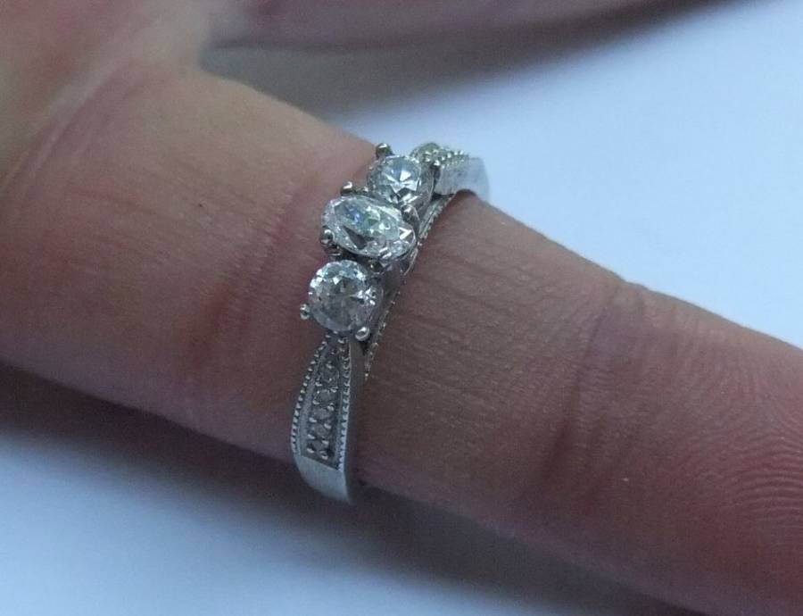 AN IRRESISTIBLE SOLID STERLING SILVER ENGAGEMENT STYLE RING WITH GORGEOUS FACETED STONES !! WOW !!