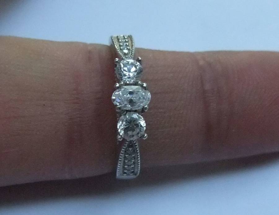 AN IRRESISTIBLE SOLID STERLING SILVER ENGAGEMENT STYLE RING WITH GORGEOUS FACETED STONES !! WOW !!