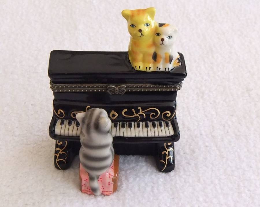 THE CUTEST LITTLE KITTY CAT THEMED PIANO FORM LIDDED TRINKET BOX IN IMMACULATE CONDITION !! LOVE IT