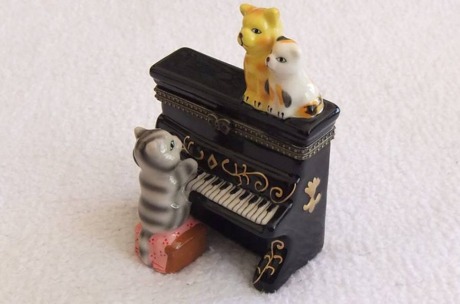 THE CUTEST LITTLE KITTY CAT THEMED PIANO FORM LIDDED TRINKET BOX IN IMMACULATE CONDITION !! LOVE IT