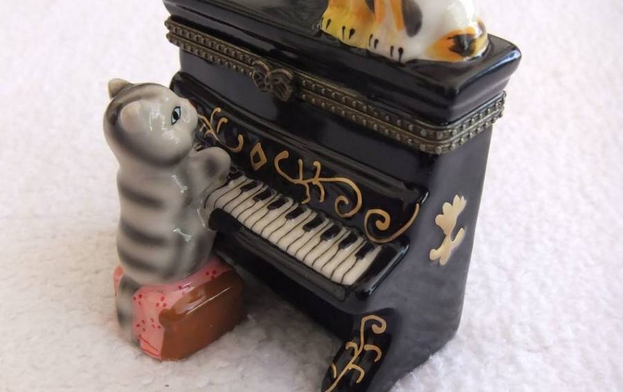 THE CUTEST LITTLE KITTY CAT THEMED PIANO FORM LIDDED TRINKET BOX IN IMMACULATE CONDITION !! LOVE IT