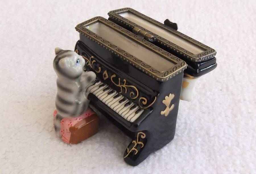 THE CUTEST LITTLE KITTY CAT THEMED PIANO FORM LIDDED TRINKET BOX IN IMMACULATE CONDITION !! LOVE IT