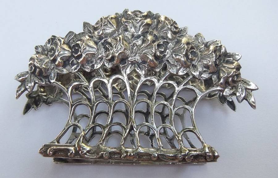 RARE FIND !! AN OLD SOLID 80% SILVER SERVIETTE OR LETTER HOLDER WITH INTRICATE ROSE DETAIL !!