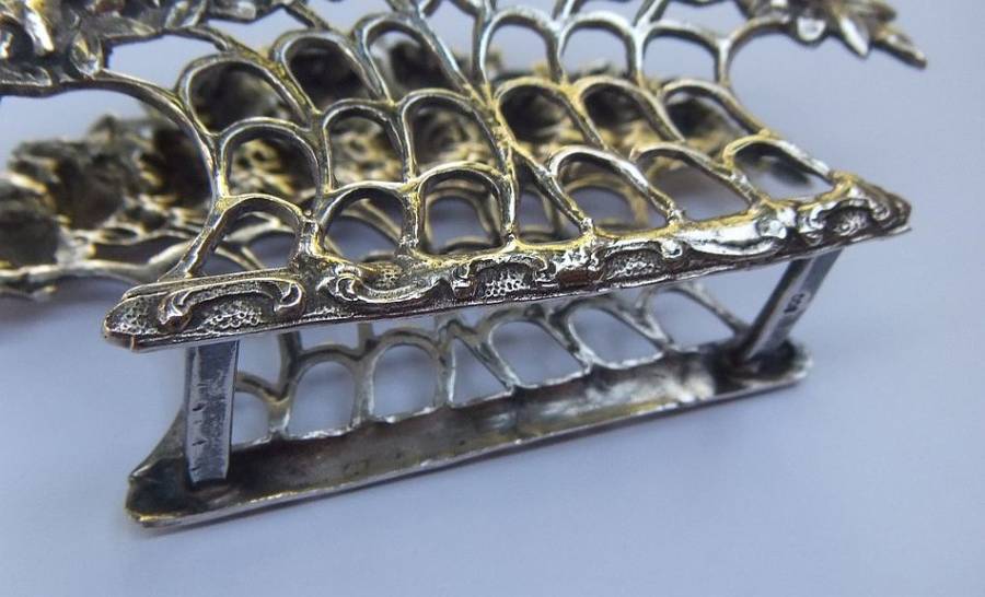 RARE FIND !! AN OLD SOLID 80% SILVER SERVIETTE OR LETTER HOLDER WITH INTRICATE ROSE DETAIL !!