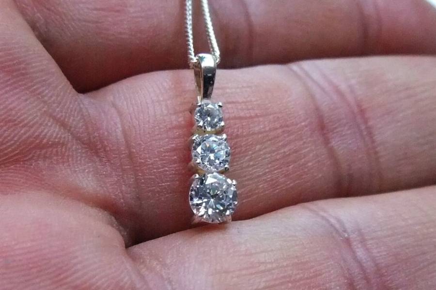 A LOVELY THREE FACETED STONE STERLING SILVER PENDANT WITH A QUALITY DAINTY STERLING SILVER NECKLACE