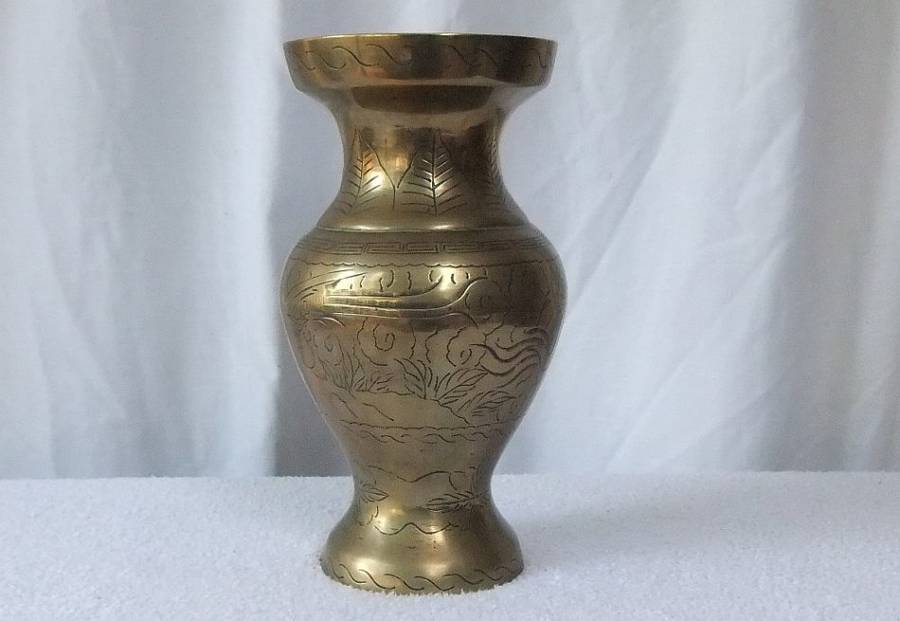 A HIGHLY DETAILED VINTAGE CHINESE BRASS VASE WITH DRAGON DETAIL AND MAKERS MARK TO BASE !! LOOK !!