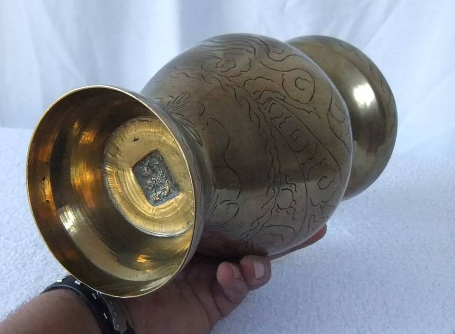 A HIGHLY DETAILED VINTAGE CHINESE BRASS VASE WITH DRAGON DETAIL AND MAKERS MARK TO BASE !! LOOK !!