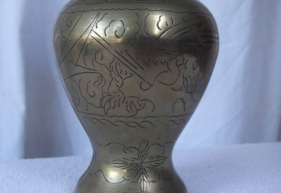 A HIGHLY DETAILED VINTAGE CHINESE BRASS VASE WITH DRAGON DETAIL AND MAKERS MARK TO BASE !! LOOK !!