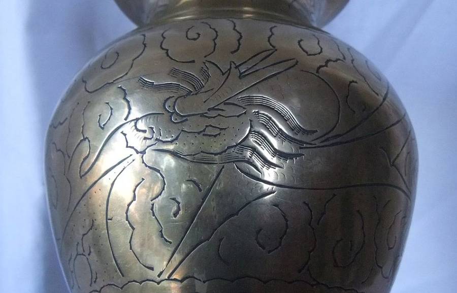 A HIGHLY DETAILED VINTAGE CHINESE BRASS VASE WITH DRAGON DETAIL AND MAKERS MARK TO BASE !! LOOK !!