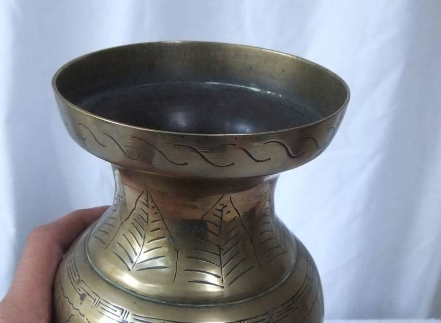 A HIGHLY DETAILED VINTAGE CHINESE BRASS VASE WITH DRAGON DETAIL AND MAKERS MARK TO BASE !! LOOK !!