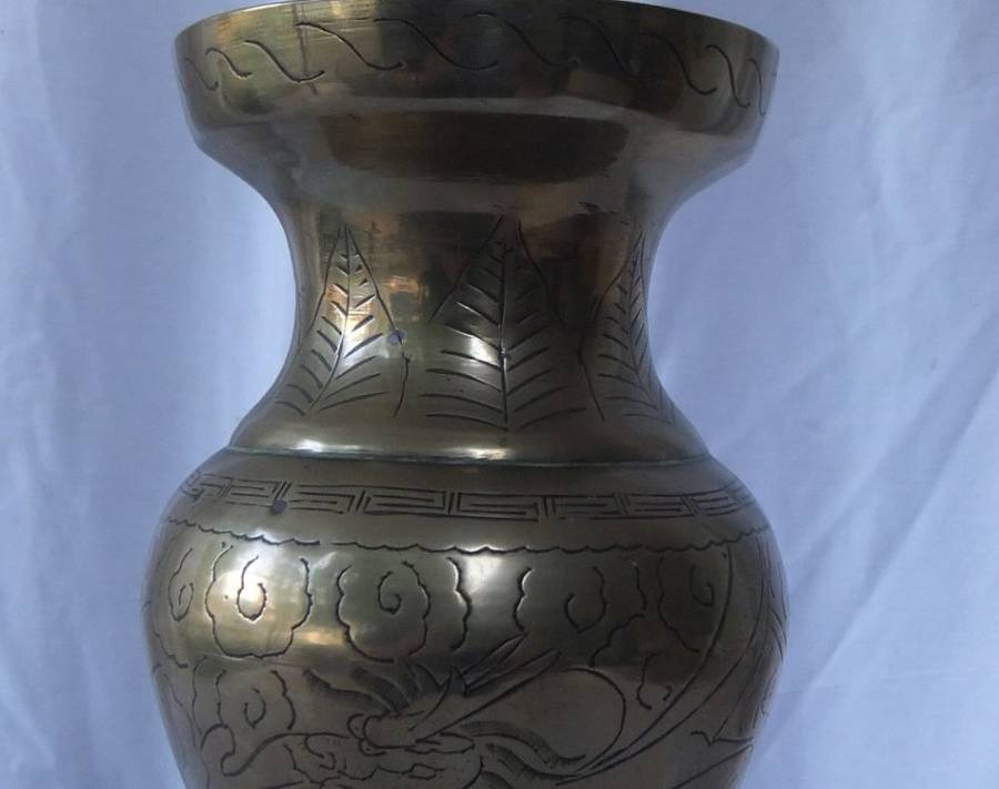 A HIGHLY DETAILED VINTAGE CHINESE BRASS VASE WITH DRAGON DETAIL AND MAKERS MARK TO BASE !! LOOK !!