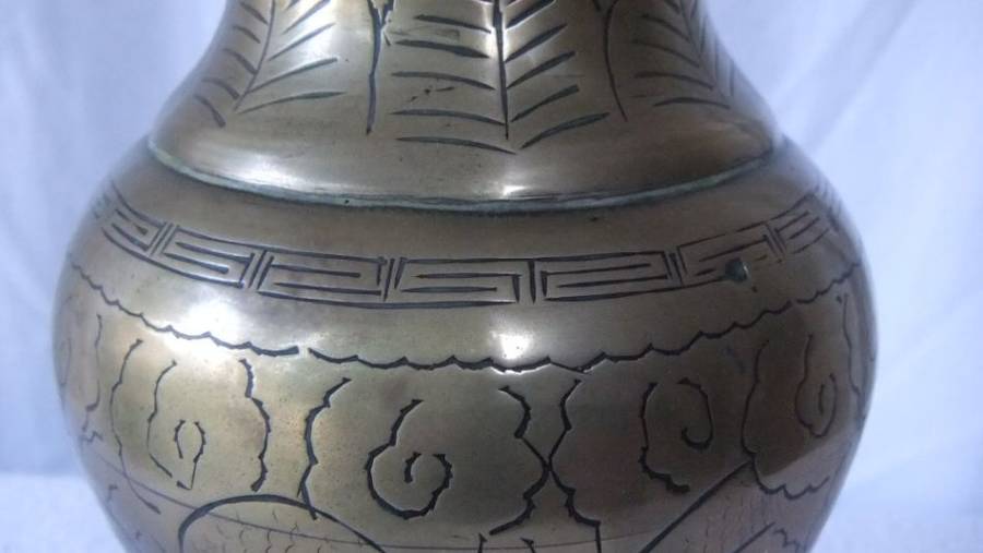 A HIGHLY DETAILED VINTAGE CHINESE BRASS VASE WITH DRAGON DETAIL AND MAKERS MARK TO BASE !! LOOK !!