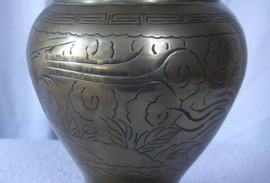 A HIGHLY DETAILED VINTAGE CHINESE BRASS VASE WITH DRAGON DETAIL AND MAKERS MARK TO BASE !! LOOK !!