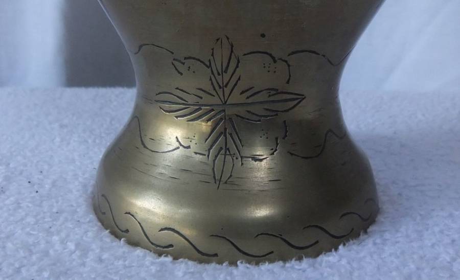 A HIGHLY DETAILED VINTAGE CHINESE BRASS VASE WITH DRAGON DETAIL AND MAKERS MARK TO BASE !! LOOK !!