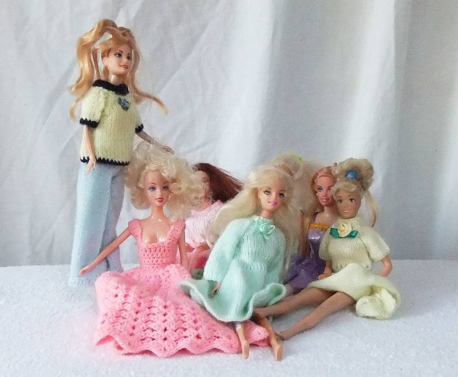 A JOBLOT OF SEVEN GOOD QUALITY BARBIE STYLE DOLLS TO ACCENTUATE YOUR COLLECTION !! FREE COMBINING !!