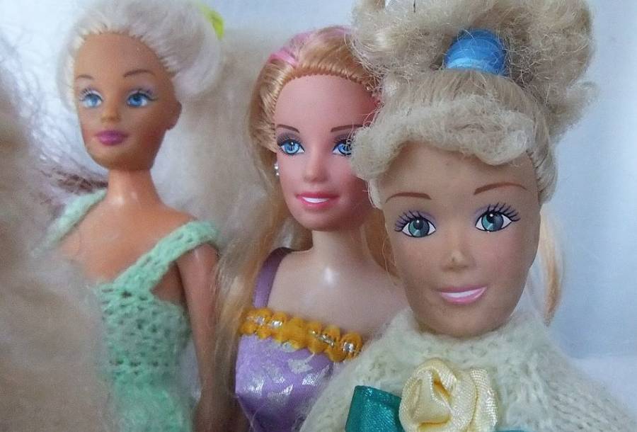 A JOBLOT OF SEVEN GOOD QUALITY BARBIE STYLE DOLLS TO ACCENTUATE YOUR COLLECTION !! FREE COMBINING !!