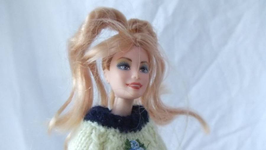 A JOBLOT OF SEVEN GOOD QUALITY BARBIE STYLE DOLLS TO ACCENTUATE YOUR COLLECTION !! FREE COMBINING !!