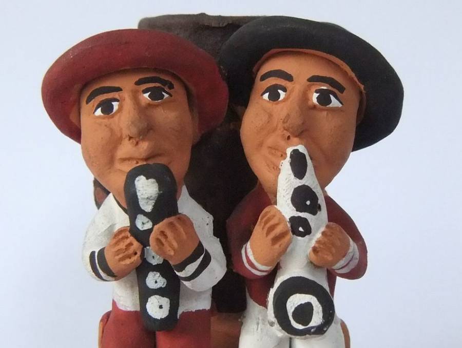 A WELL MADE HAND PAINTED BEAUTIFULLY DETAILED VINTAGE POTTERY HOLDER WITH FIGURE !! URUGUAY !! SWEET