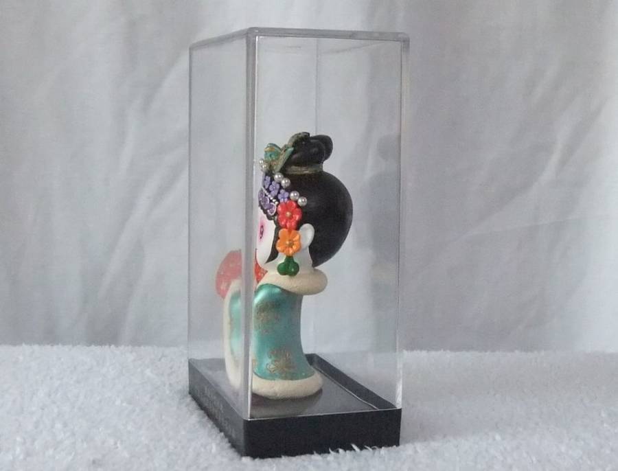 AN ABSOLUTELY BEAUTIFUL HIGH QUALITY VINTAGE CERAMIC CHINESE GEISHA DOLL IN HER DISPLAY CASE !! WOW