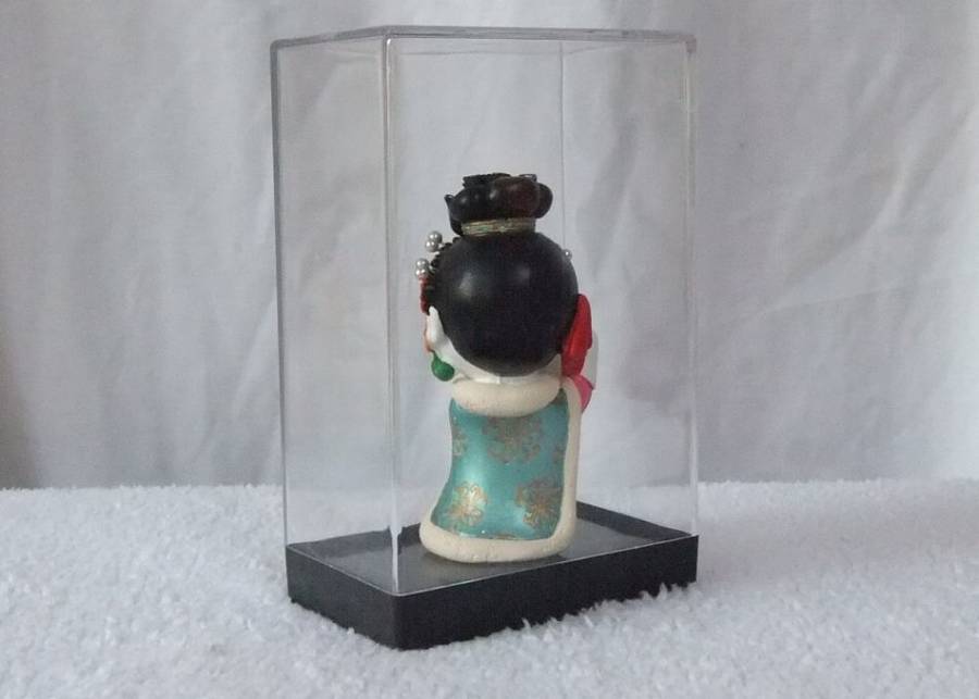 AN ABSOLUTELY BEAUTIFUL HIGH QUALITY VINTAGE CERAMIC CHINESE GEISHA DOLL IN HER DISPLAY CASE !! WOW