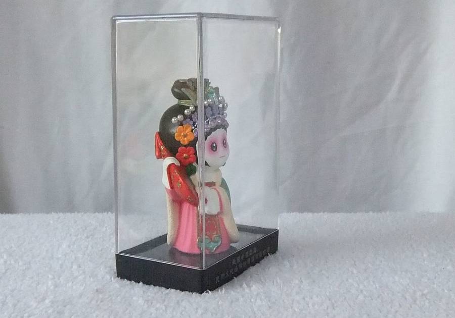 AN ABSOLUTELY BEAUTIFUL HIGH QUALITY VINTAGE CERAMIC CHINESE GEISHA DOLL IN HER DISPLAY CASE !! WOW