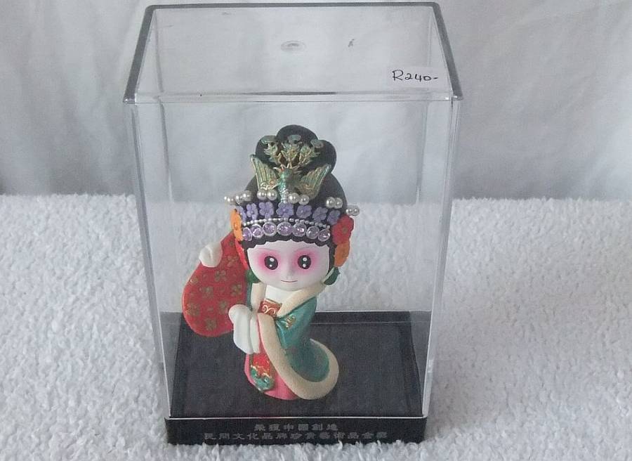 AN ABSOLUTELY BEAUTIFUL HIGH QUALITY VINTAGE CERAMIC CHINESE GEISHA DOLL IN HER DISPLAY CASE !! WOW