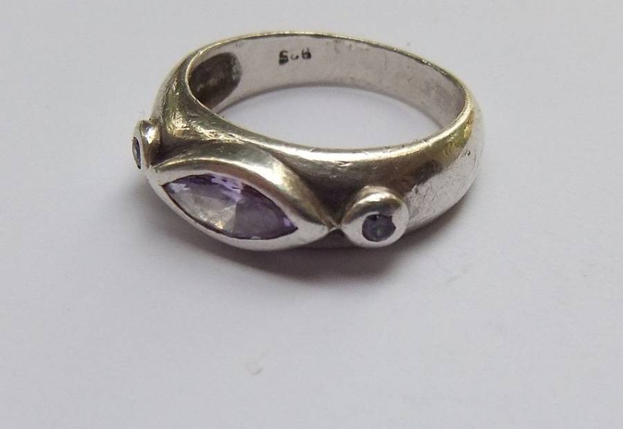 WOW !! A BEAUTIFUL SOLID STERLING SILVER RING SET WITH A FACETED PURPLE STONE AND TWO TINY STONES !!