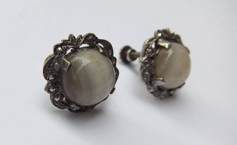 WOW !! A VINTAGE PAIR OF SOLID STERLING SILVER SCREW ON EARRINGS SET WITH CABOCHON AGATE STONES !!